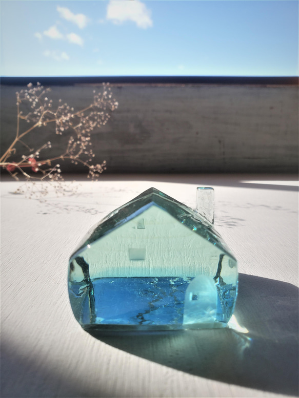 ガラスの家　置物　プラチナブルー　クリア　煙突 7枚目の画像