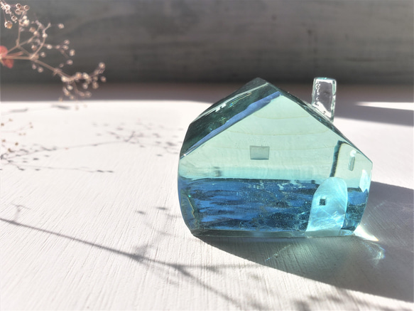 ガラスの家　置物　プラチナブルー　クリア　煙突 1枚目の画像