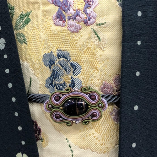 うに子さま専用品◆画像の帯+お任せ帯留めつき ソウタシエ 帯留め（華） 帯留め única soutache（ウニカ） 通販