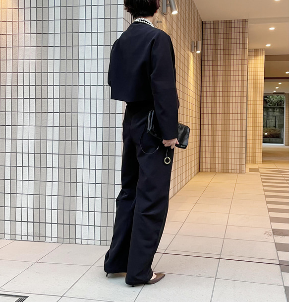 即納20回以上再販セットアップ普段〜式にもブラックフォーマル卒業・入学式 スーツ ショートジャケット+ロングパンツ（黒） 5枚目の画像
