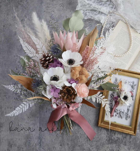 プロテアとアネモネのやさしいピンクのウエディングブーケ、ブートニア  