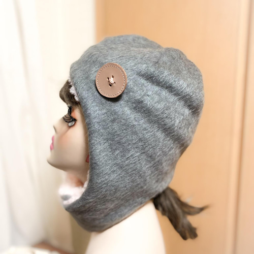 グレーふんわり暖かいシャギーニットパイロット帽子。耳当て付き帽子