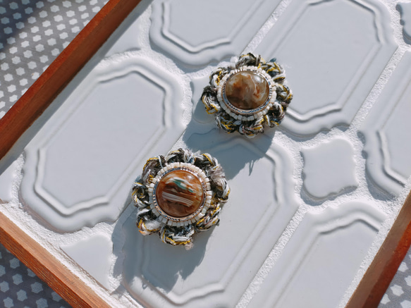 引き揃え糸とボタンの耳飾り　アンティークホワイト 3枚目の画像