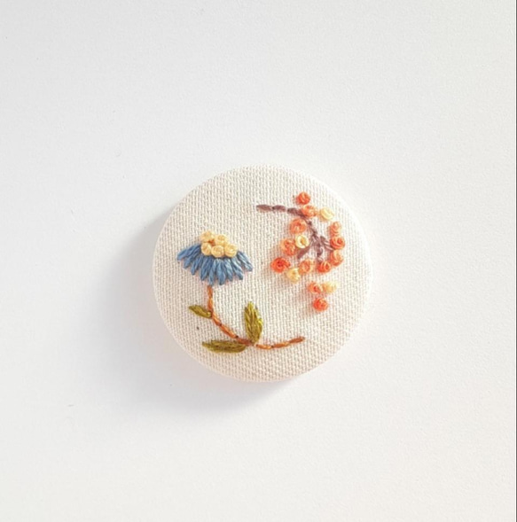お花の刺繍ブローチ/ヘアゴム 2枚目の画像