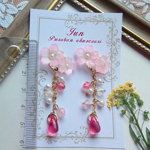 桜とゆらゆらガラスビーズのピアス、イヤリング イヤリング