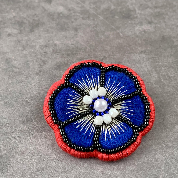 ビーズ刺繍のお花ブローチ『ichirin／コバルトブルー×レッド』:母の日ギフト 真っ赤 青 原色 派手カラー 手刺繍 2枚目の画像