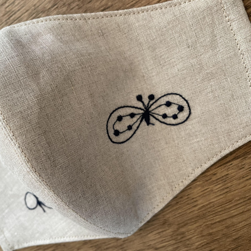 ミナペルホネン ちょうちょ ベージュ×ネイビー刺繍 マスク 布マスク  