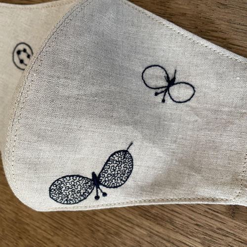ミナペルホネン ちょうちょ ベージュ×ネイビー刺繍 マスク 布マスク  