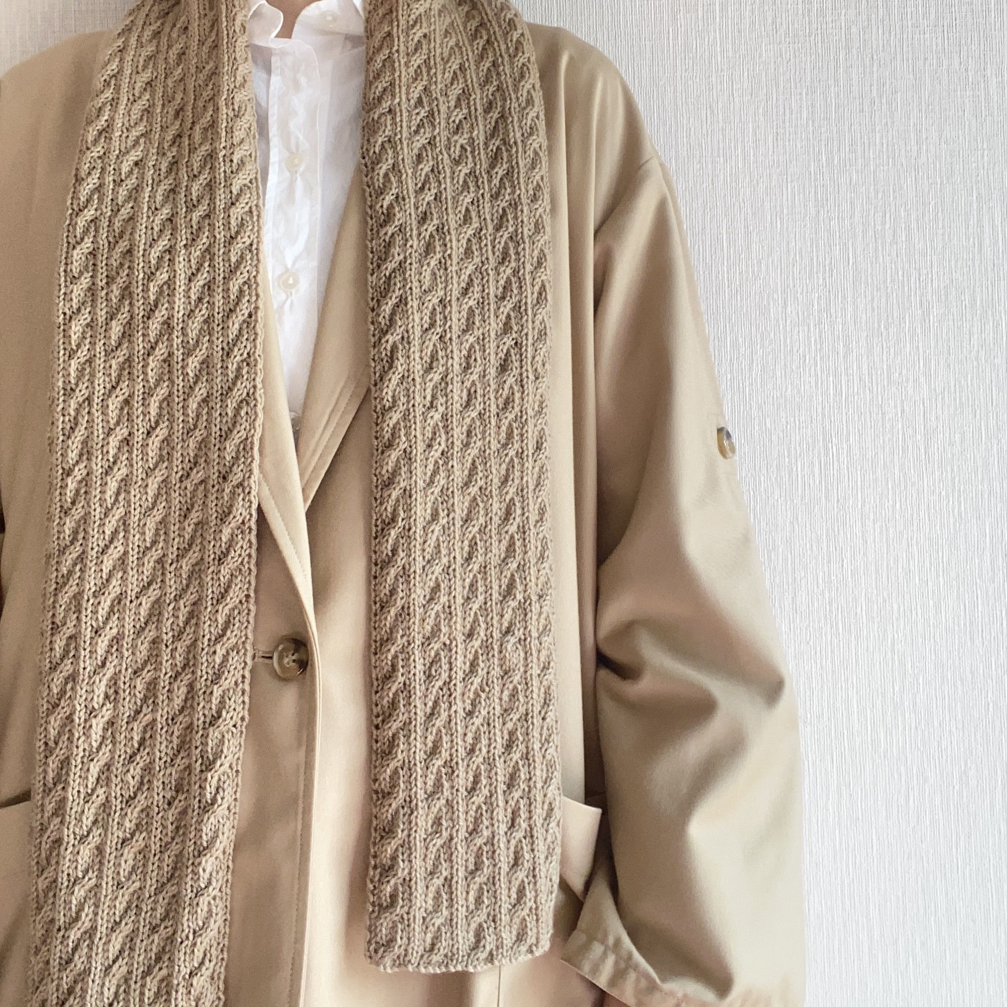 優しい肌触り　手編み　マフラー♢ キャメルブラウン＊ナチュラルなケーブル模様　ホビーラホビーレの毛糸で首元ぽかぽか