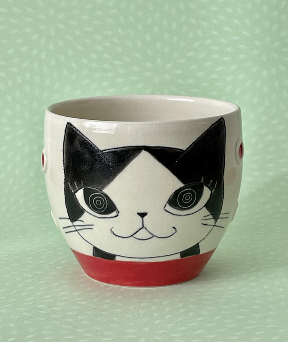 猫絵湯呑み(ごきげん白黒ハチワレ猫)赤 2枚目の画像