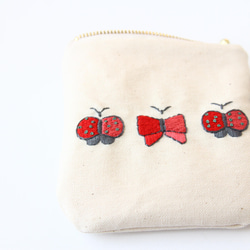 丸底タイプ〈10㎝ファスナー〉トマトカラーな蝶々刺繍ポーチ 3枚目の画像