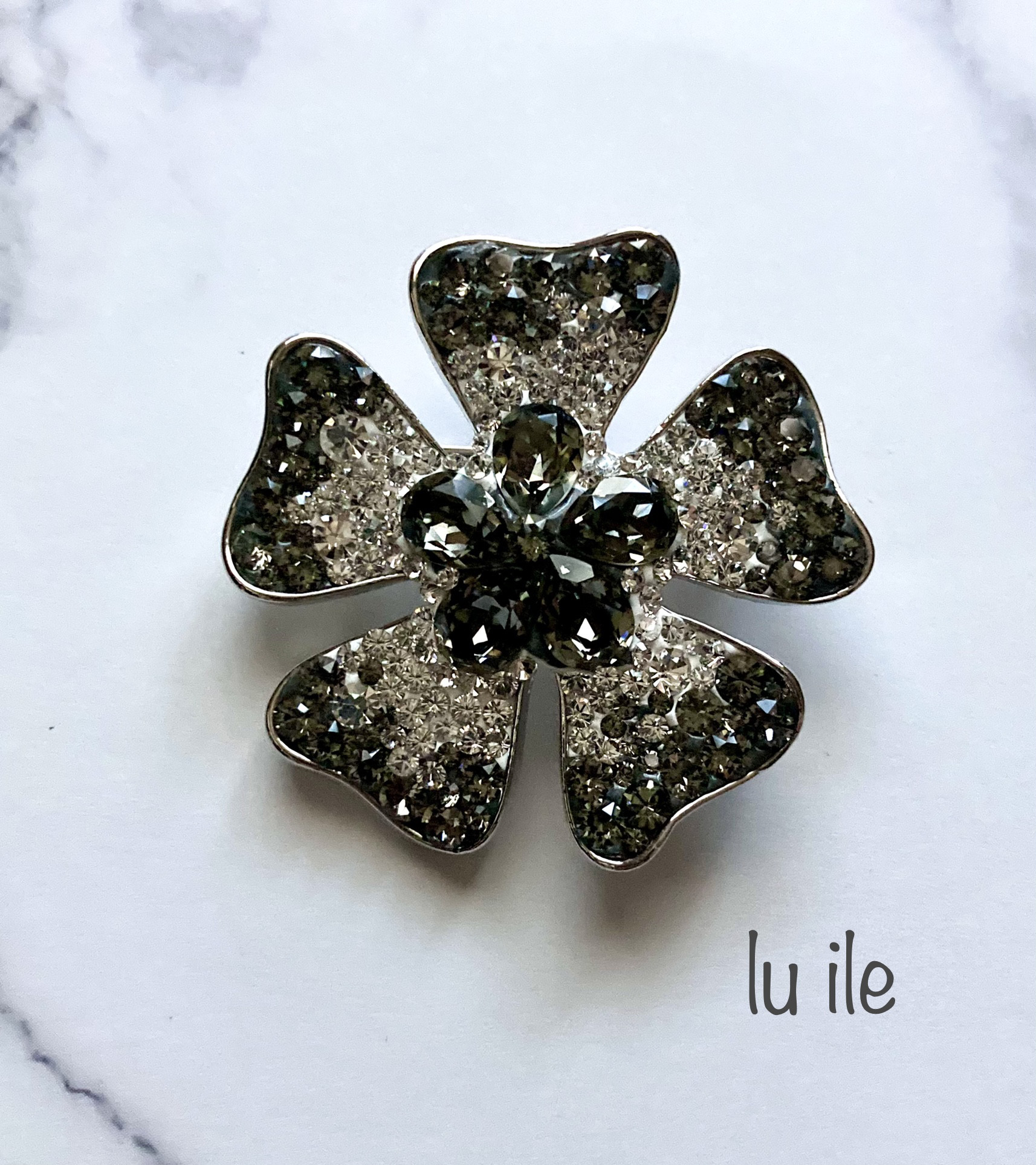 lu ile ＊ 2way お花ブローチ スワロフスキー ＜ クリスタル×ブラック ＞ グルーデコ