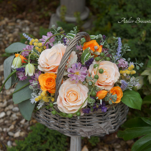 大きなかごと、アートフラワーのアレンジメントセット、花を沢山お付け致しています。 大きなかごと、アートフラワーのアレンジメントセット、花を沢山