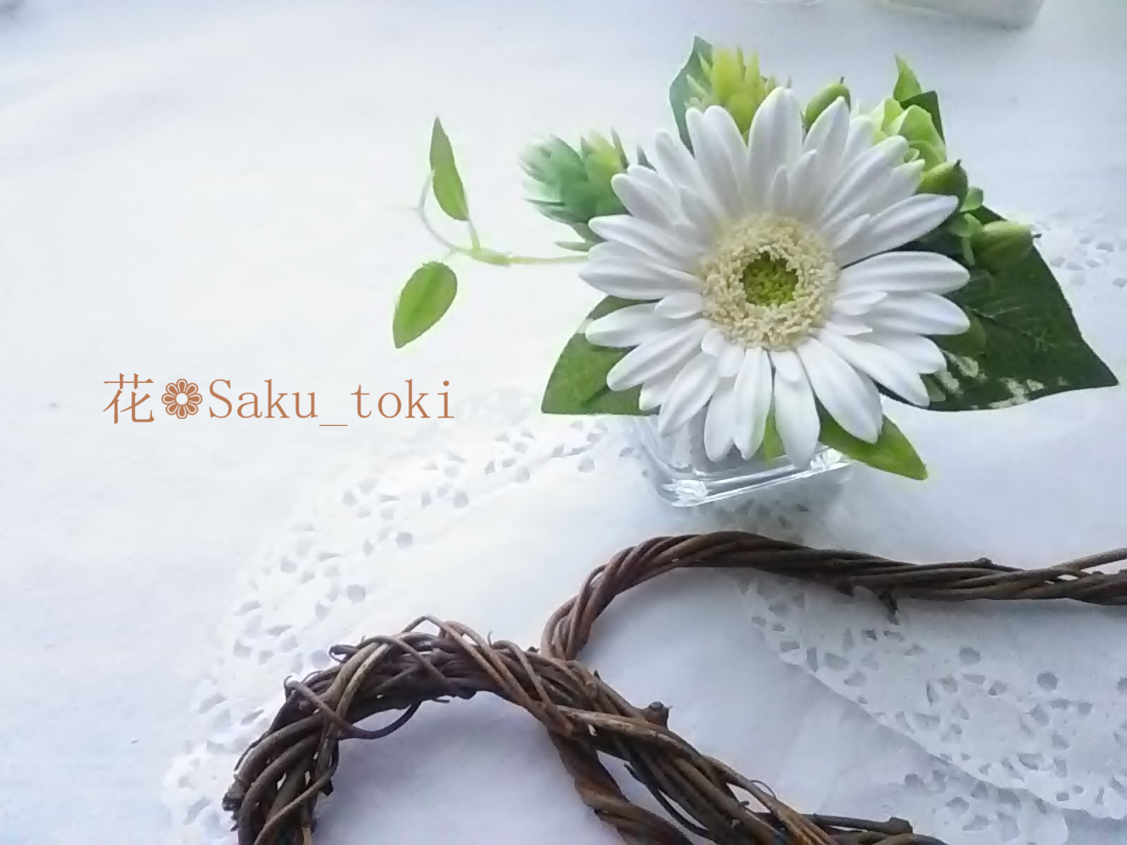 小さなガラス花器にクレイフラワーのミニアレンジメント・白ガーベラとヒペリカム アートフラワー 花 Saku_toki 通販|Creema(クリーマ) 13237141 小さなガラス花器にクレイフラワーのミニアレンジメント・白ガーベラとヒペリカム アートフラワー 花 Saku_toki 通販|Creema(クリーマ) 13237141