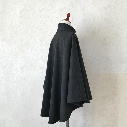 再販】バックボア・スタンドカラーのニットポンチョ