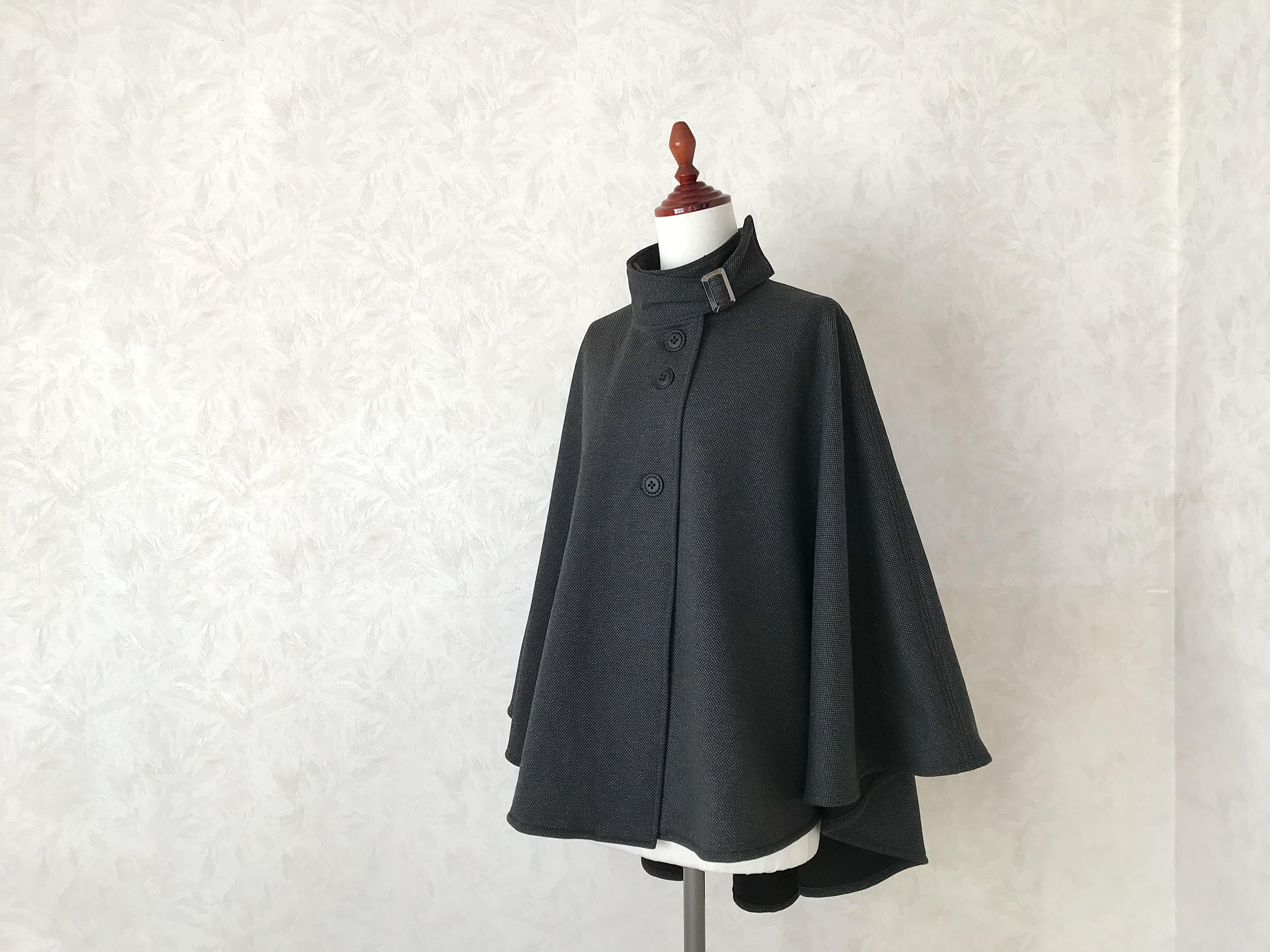 再販】バックボア・スタンドカラーのニットポンチョ