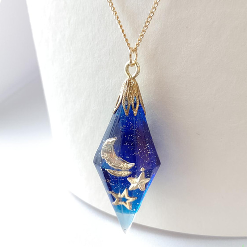 宇宙と月と星のひし形のクリスタル型レジンのネックレス ネックレス