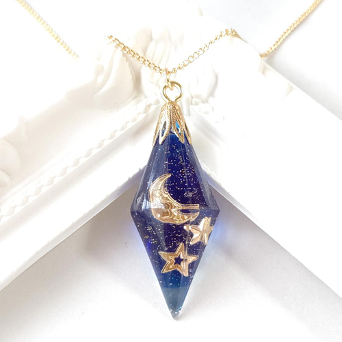 宇宙と月と星のひし形のクリスタル型レジンのネックレス ネックレス