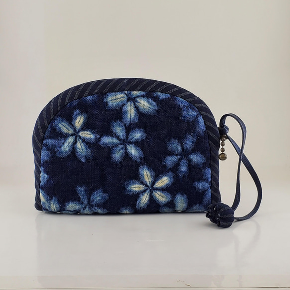 【槑の手作りバッグ】青地に小花の手縫い糸～ クラッチバッグ 手縫いバッグ 小銭入れ 3枚目の画像