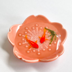桜の小皿で泳ぐ金魚　ミニチュア　インテリア小物 2枚目の画像