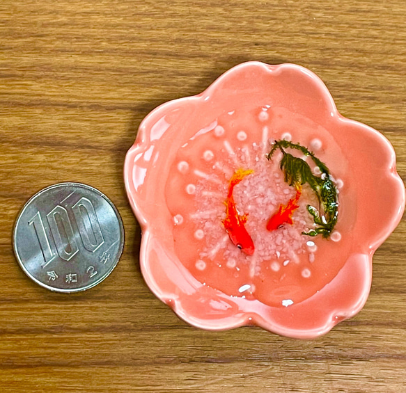 桜の小皿で泳ぐ金魚　ミニチュア　インテリア小物 3枚目の画像