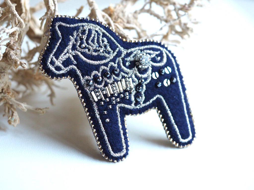 幸せを呼ぶ馬】ダーラナホースブローチ（navy＆silver） ブローチ kaze