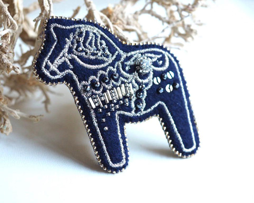 セブンテン　お馬さん　ホースブローチ Medium Cocoon Shaggy Coat / Horse Brooch”｜seventen