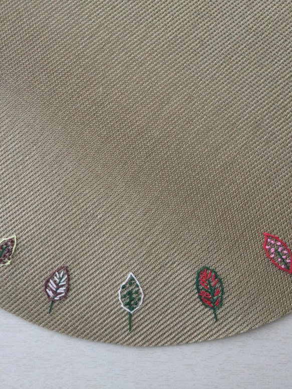 丸型　北欧風森の手刺繍ランチョンマット 6枚目の画像