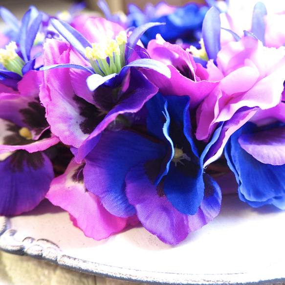 再販　パンジーのふわふわ花びらリース　紫　誕生日　結婚祝い　アーティフィシャルフラワー　パープル　プレゼント　新築祝い 5枚目の画像