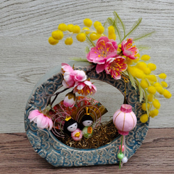 一点物【ひな祭り・おひなさま】水色満月陶器にぼんぼり、桃、ミモザのお雛様のひなまつりオーナメント 1枚目の画像