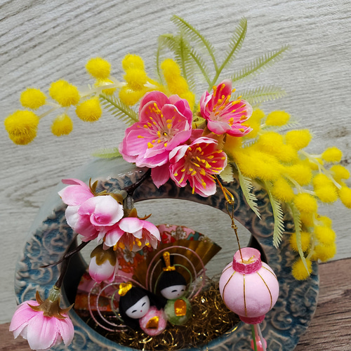 ひな祭り・おひなさま】水色満月陶器にぼんぼり、桃、ミモザのお雛様の  