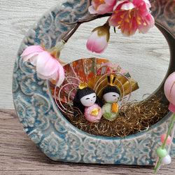 一点物【ひな祭り・おひなさま】水色満月陶器にぼんぼり、桃、ミモザのお雛様のひなまつりオーナメント 2枚目の画像