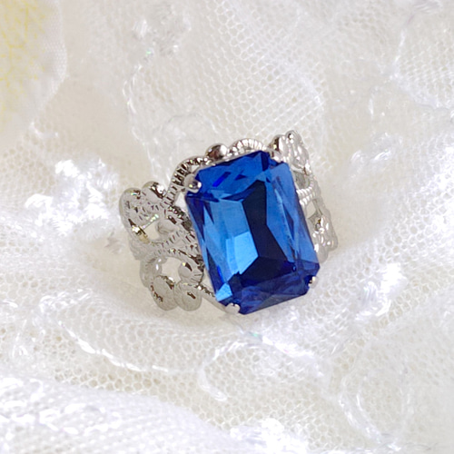 エメラルドカット青色宝石ピアス K18 天然ブルージルコン 4mm ダイヤモンドカット スタッドピアス