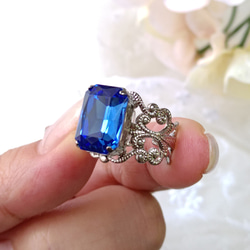 寶石藍 | 祖母綠切割水晶玻璃古董戒指 | 藍色最喜歡的顏色 哥德式 第3張的照片