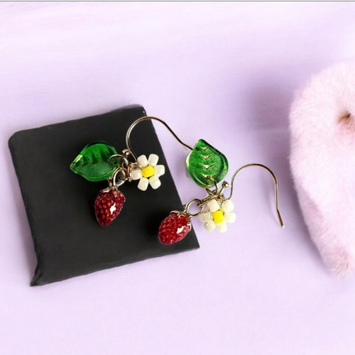 いちご(苺) と ビーズ編み お花のピアス(ノンホールピアス/イヤリング