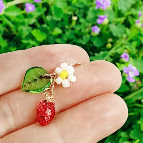 いちご(苺) と ビーズ編み お花のピアス(ノンホールピアス/イヤリング
