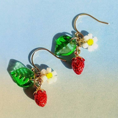 いちご(苺) と ビーズ編み お花のピアス(ノンホールピアス/イヤリング