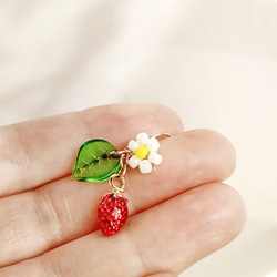 いちご(苺) と ビーズ編み お花のピアス(ノンホールピアス/イヤリング)　イチゴ 10枚目の画像