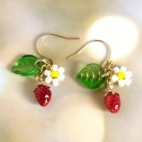 いちご(苺) と ビーズ編み お花のピアス(ノンホールピアス/イヤリング