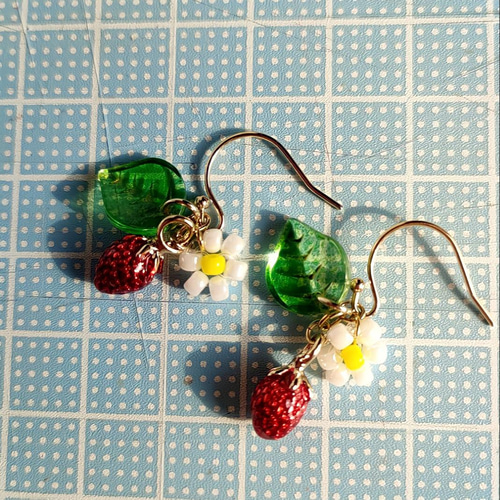 いちご(苺) と ビーズ編み お花のピアス(ノンホールピアス/イヤリング
