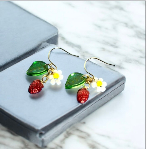 いちご(苺) と ビーズ編み お花のピアス(ノンホールピアス/イヤリング