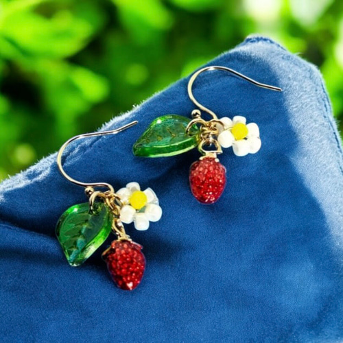 いちご(苺) と ビーズ編み お花のピアス(ノンホールピアス/イヤリング