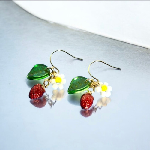 いちご(苺) と ビーズ編み お花のピアス(ノンホールピアス/イヤリング