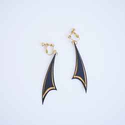 革と黒漆のイヤーアクセサリー　閃～sen～ 3枚目の画像