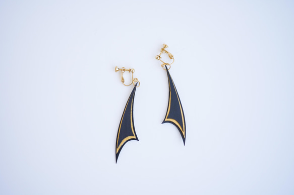 革と黒漆のイヤーアクセサリー　閃～sen～ 3枚目の画像