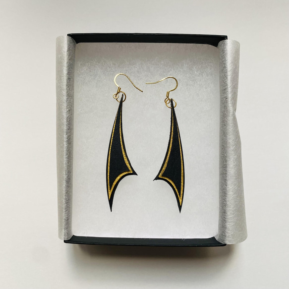 革と黒漆のイヤーアクセサリー　閃～sen～ 5枚目の画像