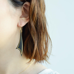 革と黒漆のイヤーアクセサリー　閃～sen～ 1枚目の画像