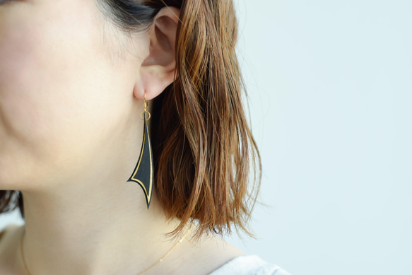 革と黒漆のイヤーアクセサリー　閃～sen～ 1枚目の画像