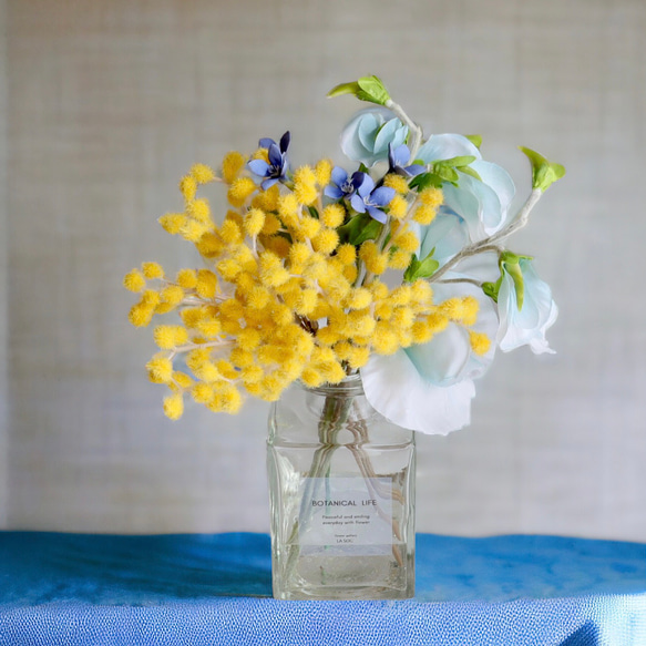 ミモザとスイートピーの花束花瓶アレンジ/アーティフィシャルフラワー（造花）無料ギフトラッピング 1枚目の画像
