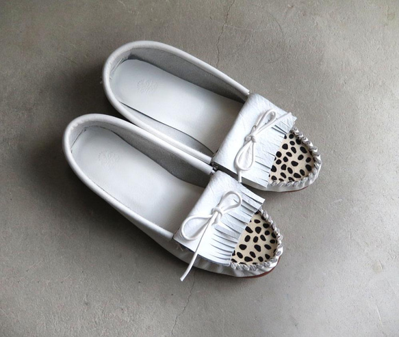 ダルメシアン】年中使える！大人のきれいめ本革モカシンシューズ／WHT